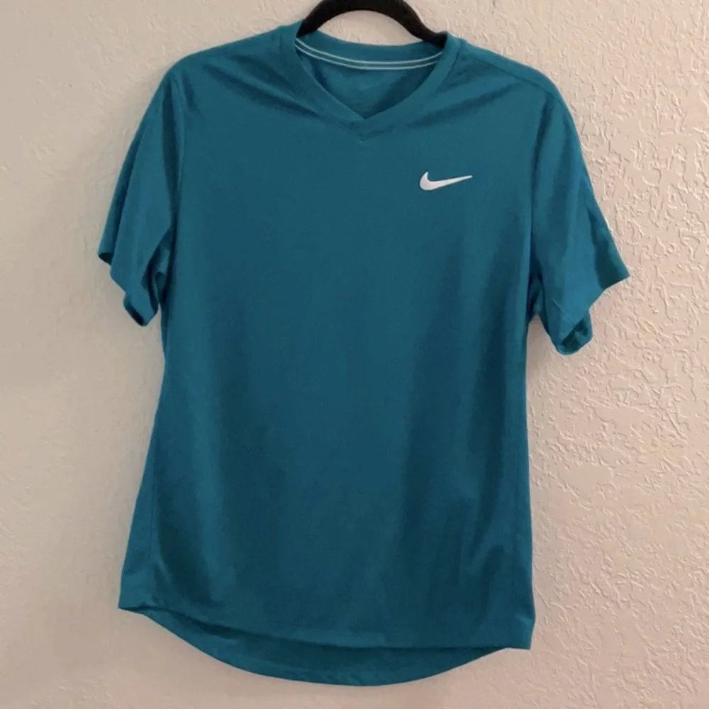 Nike - Men’s Dri Fit T-Shirt - Low Back - V-Neck - Teal - Size M - EUC